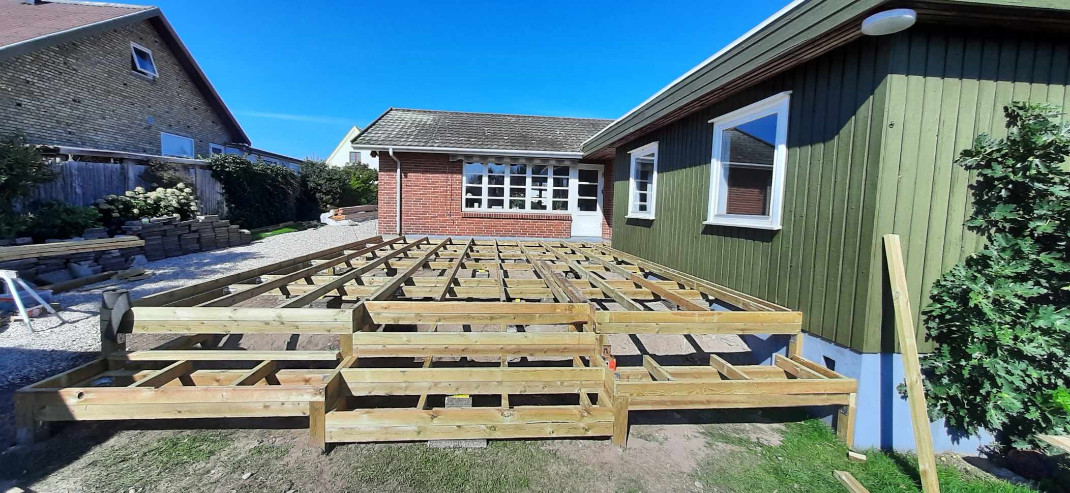 Træterrasse i forskudt plan